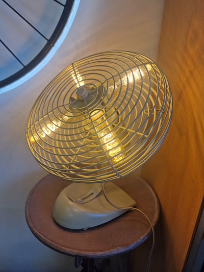 Lampe industrielle vintage en ancien ventilateur – Création unique avec 4 ampoules LED