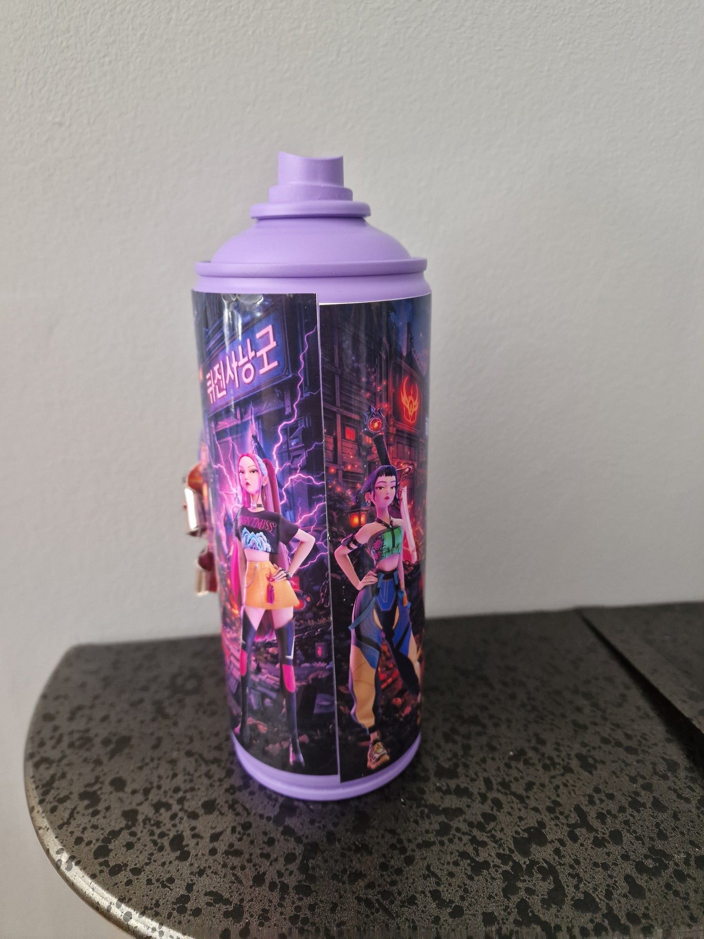 Bombe de peinture custom  – Figurine  rumi Kpop demon hunter pop culture artisanale