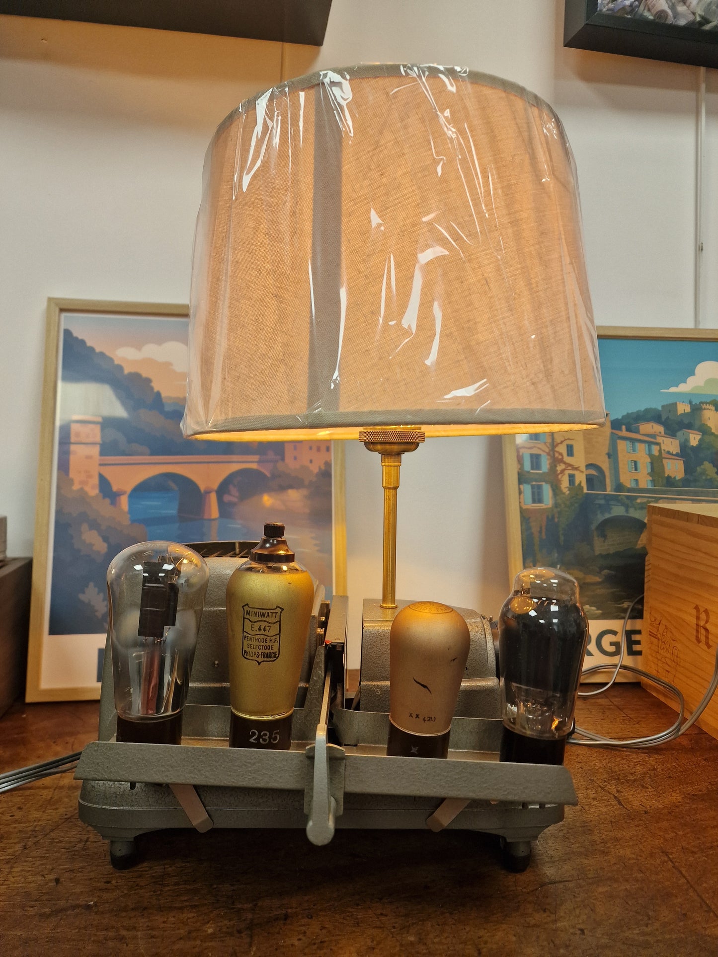 Lampe vintage industrielle créée à partir d’un ancien projecteur à diapositives – Pièce unique