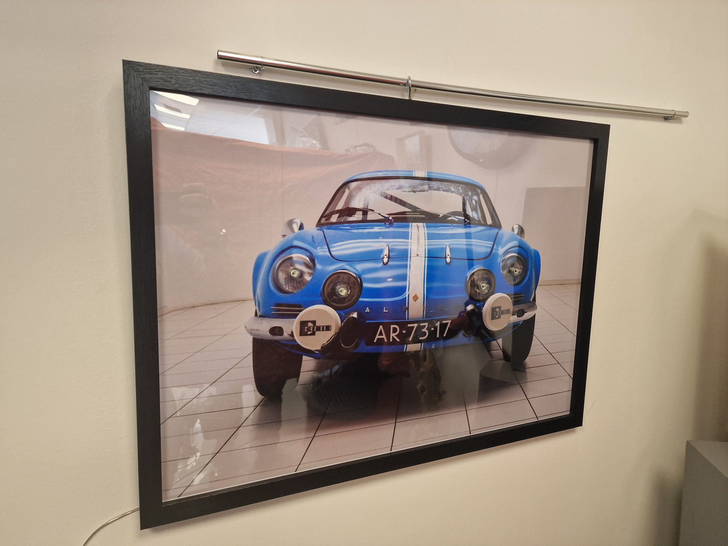 Cadre Photographie Alpine A110 avec phares lumineux intégrés (Format 54 × 74 cm)