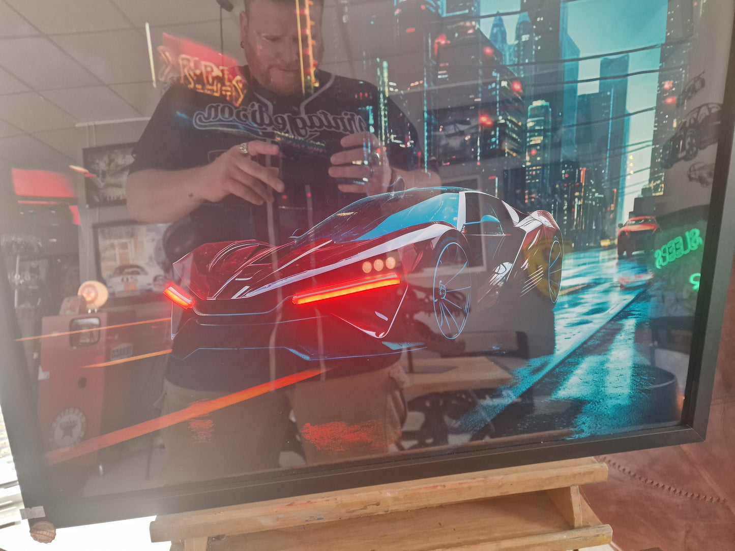 Cadre voiture futuriste 54×74 avec néons rouges – Voiture cyberpunk – Création artisanale Ardèche