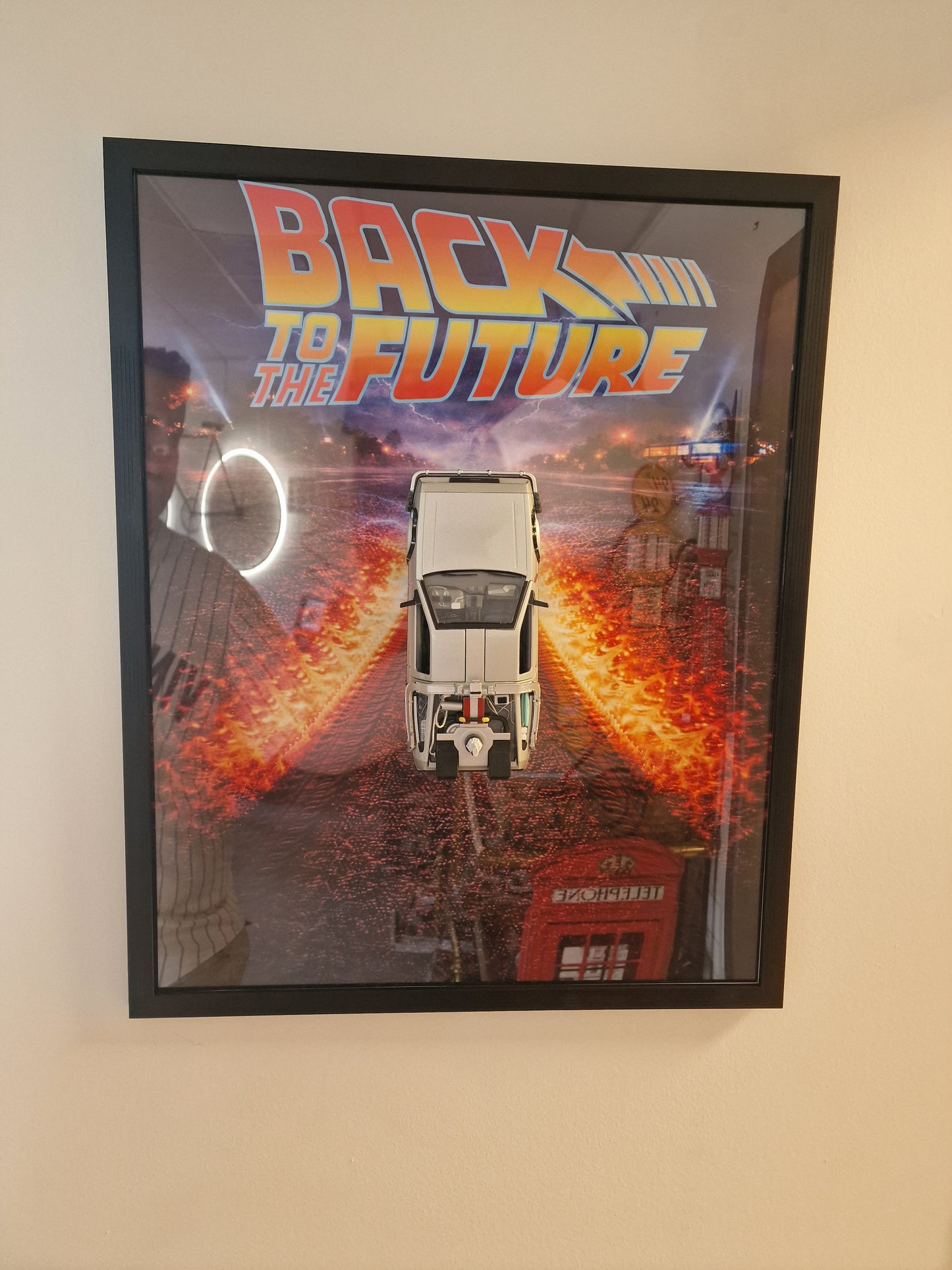 Cadre Back to the Future DeLorean – Tableau Retour vers le Futur 40x50 – Décoration cinéma geek – Voiture DeLorean