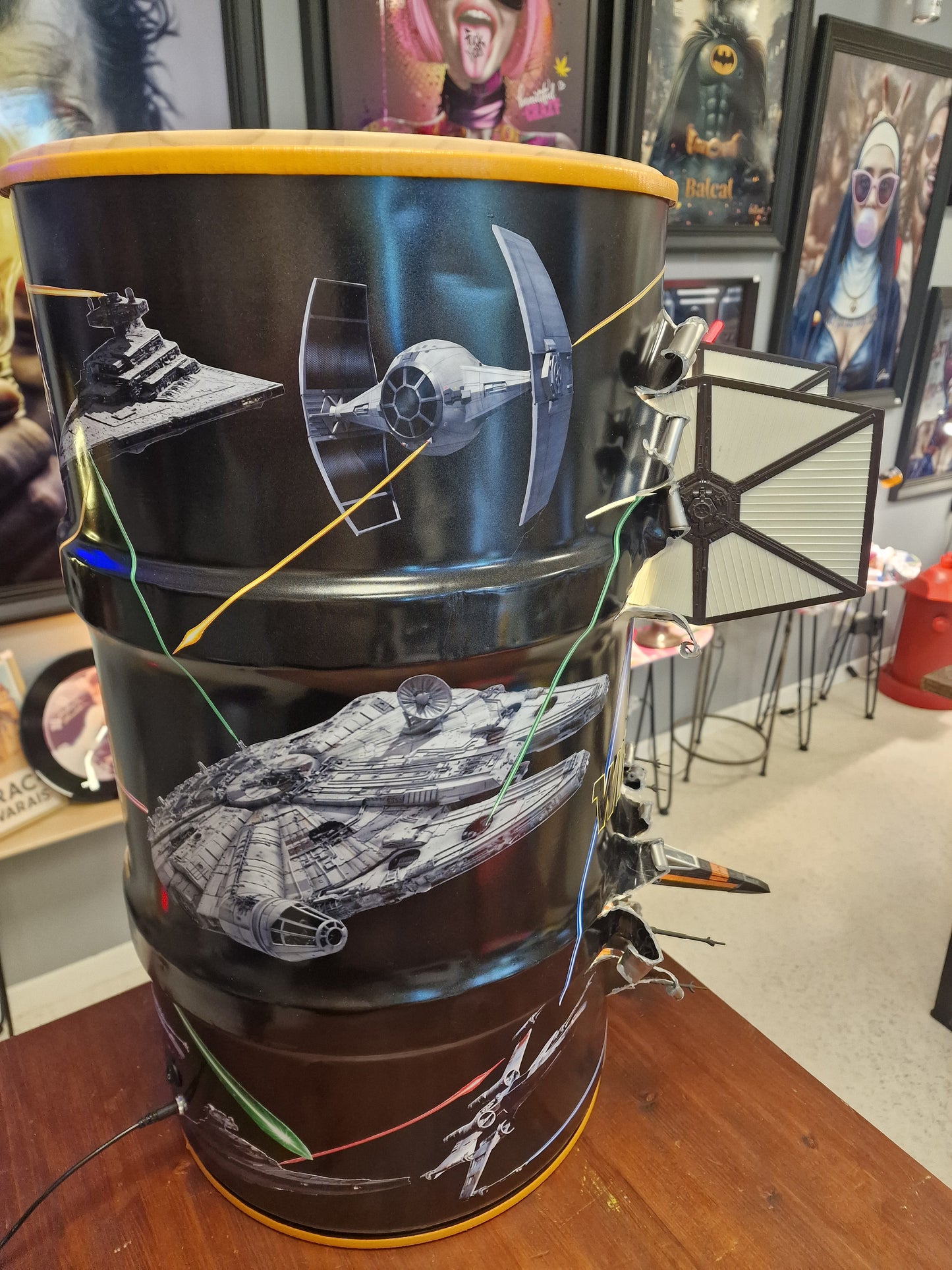 Table d’appoint Star Wars artisanale – Bidon 60L effet explosion avec vaisseaux 3D et éclairage LED