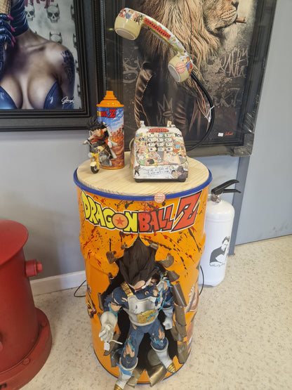 Table d’appoint Dragon Ball Z avec Végéta – Bidon métal custom 60L transformé en meuble design geek