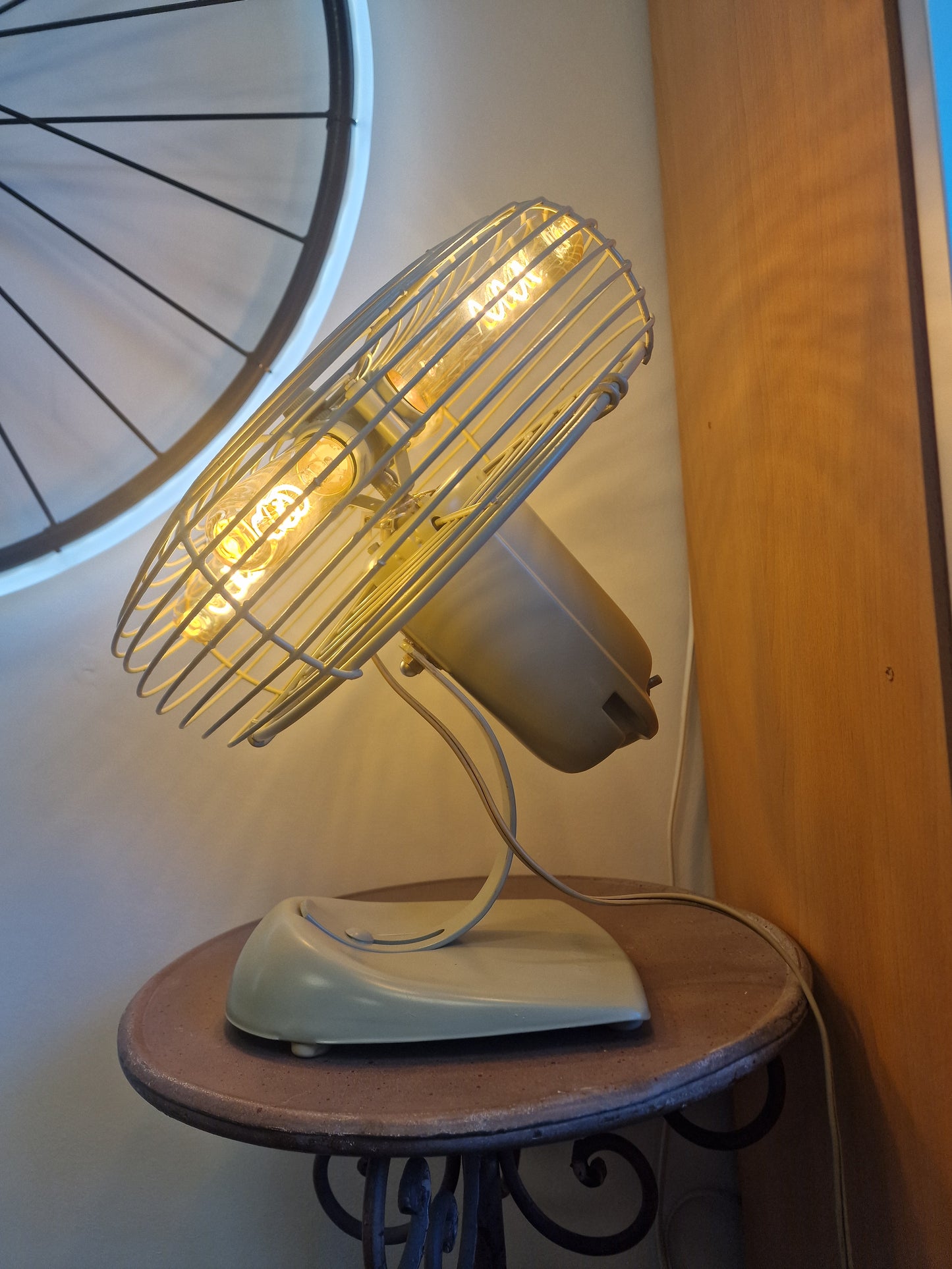 Lampe industrielle vintage en ancien ventilateur – Création unique avec 4 ampoules LED