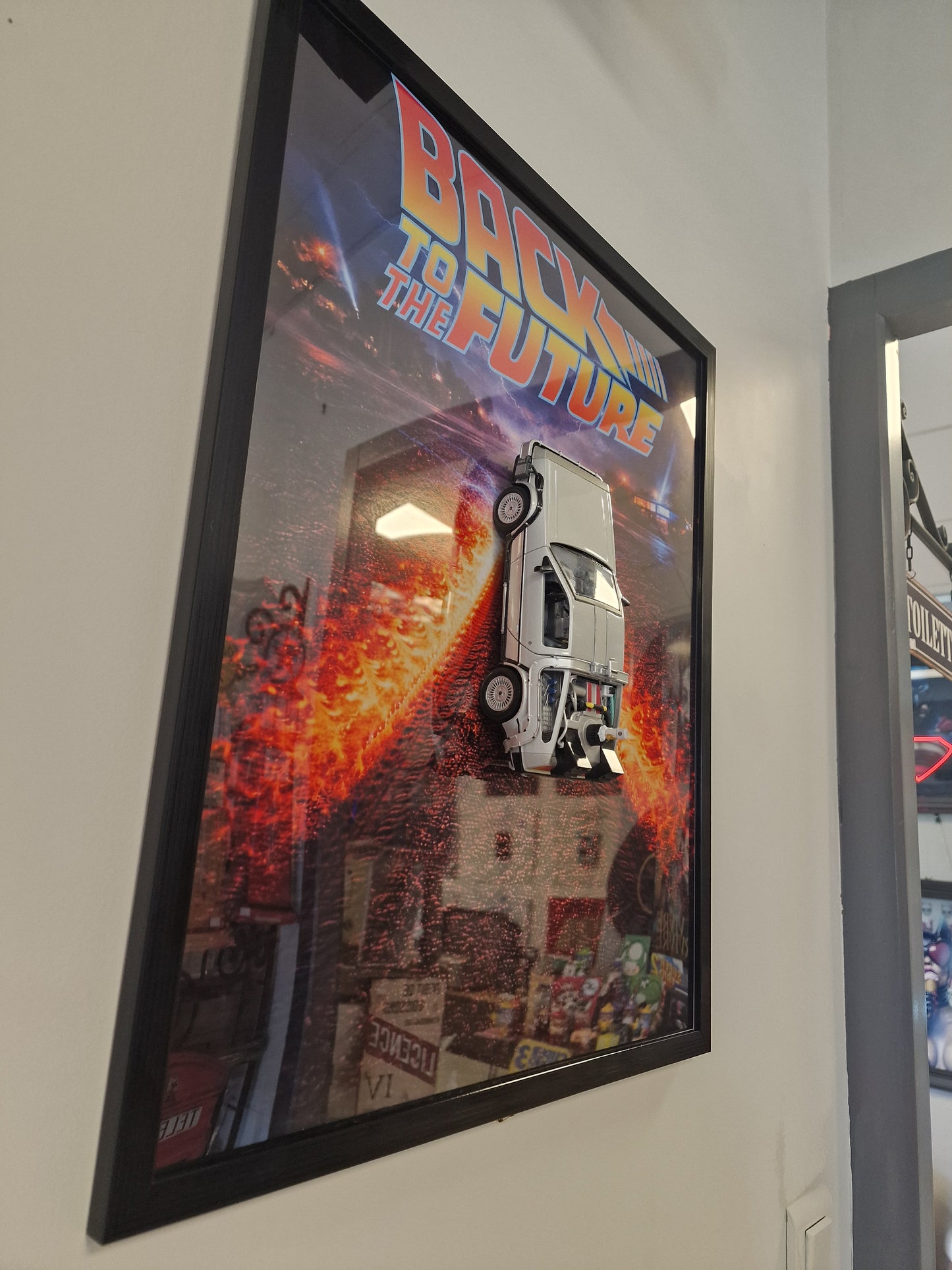 Cadre Back to the Future DeLorean – Tableau Retour vers le Futur 40x50 – Décoration cinéma geek – Voiture DeLorean