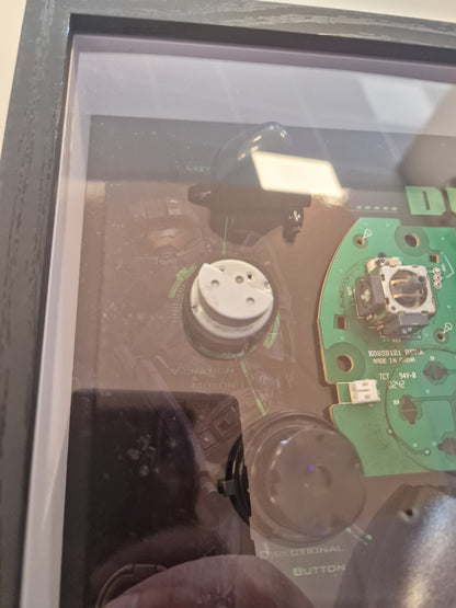 Cadre Xbox Original Controller "Duke" – Manette Xbox démontée – Tableau gaming rétro 30x30 – Déco gamer vintage