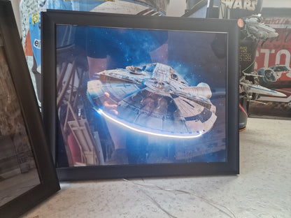 Cadre Lumineux Faucon Millenium 40x50 cm – Propulseurs LED – Décoration Murale Inspirée Star Wars