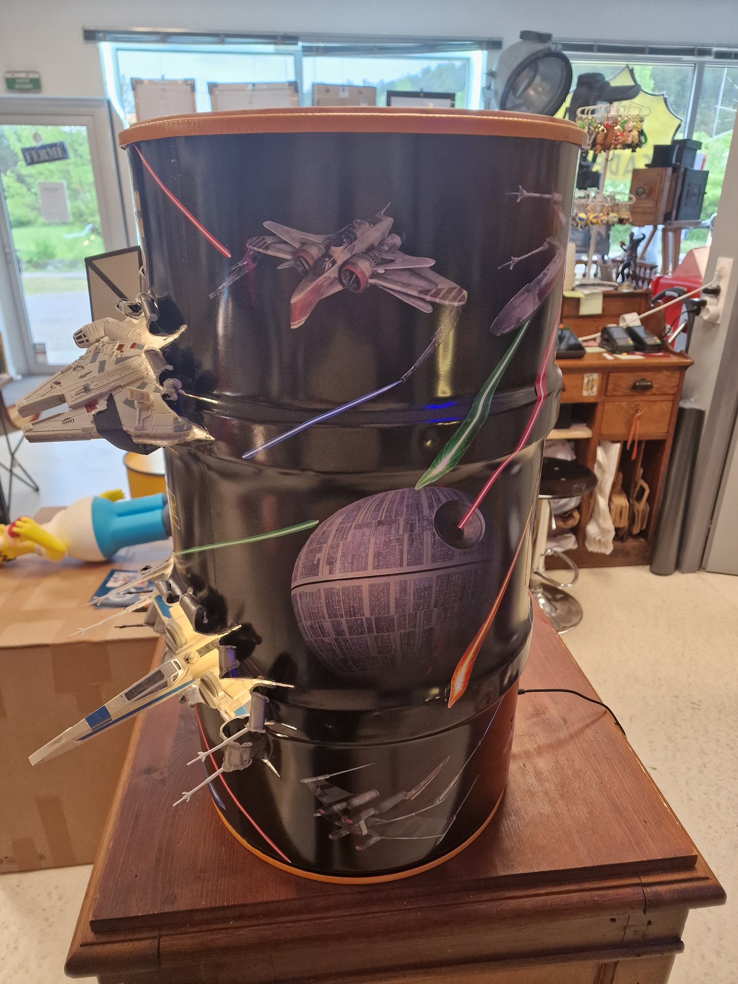 Table d’appoint Star Wars artisanale – Bidon 60L effet explosion avec vaisseaux 3D et éclairage LED