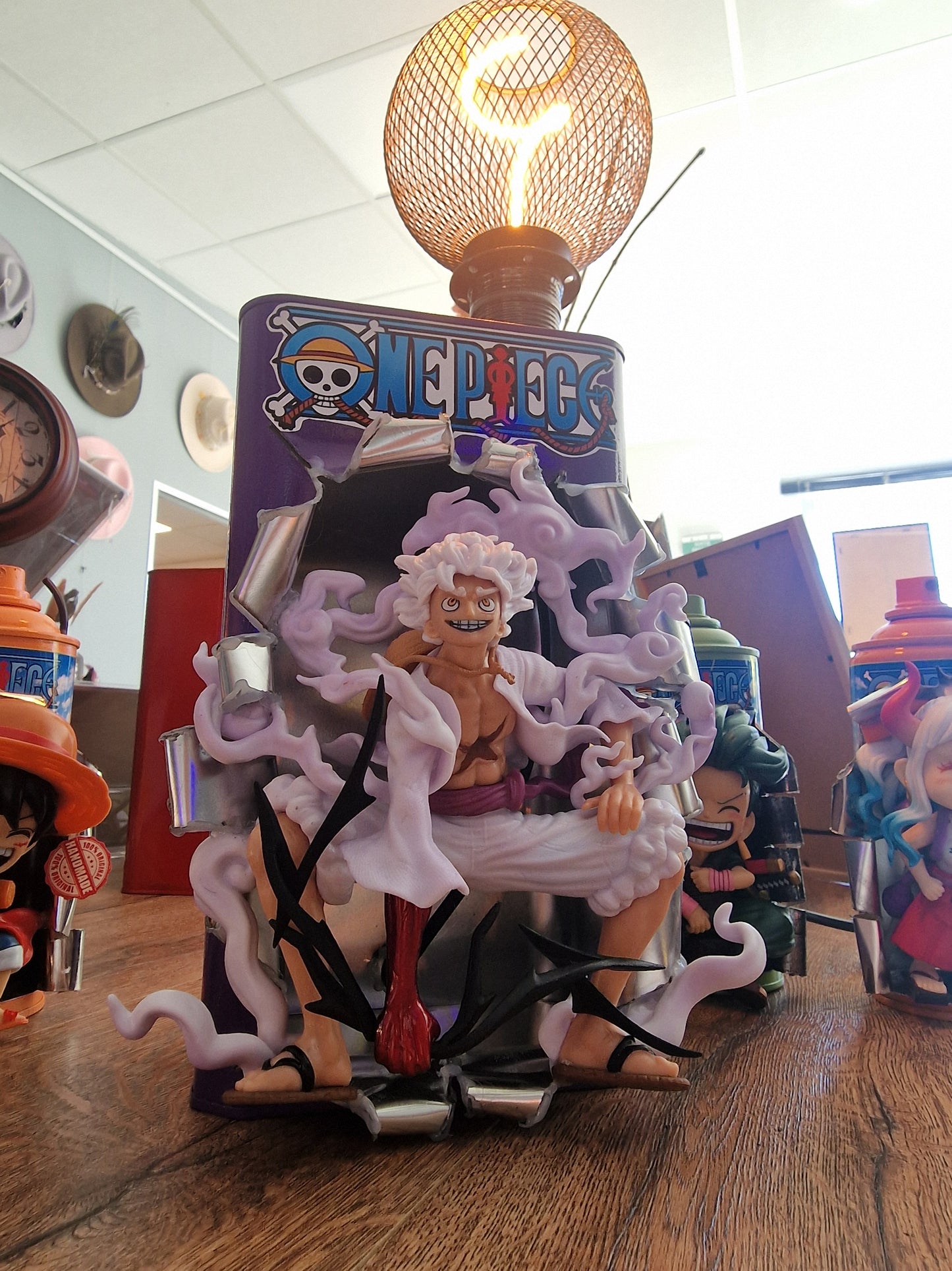 Lampe One Piece Luffy Gear 5 – Bidon métal customisé – Lampe manga décorative – Création originale