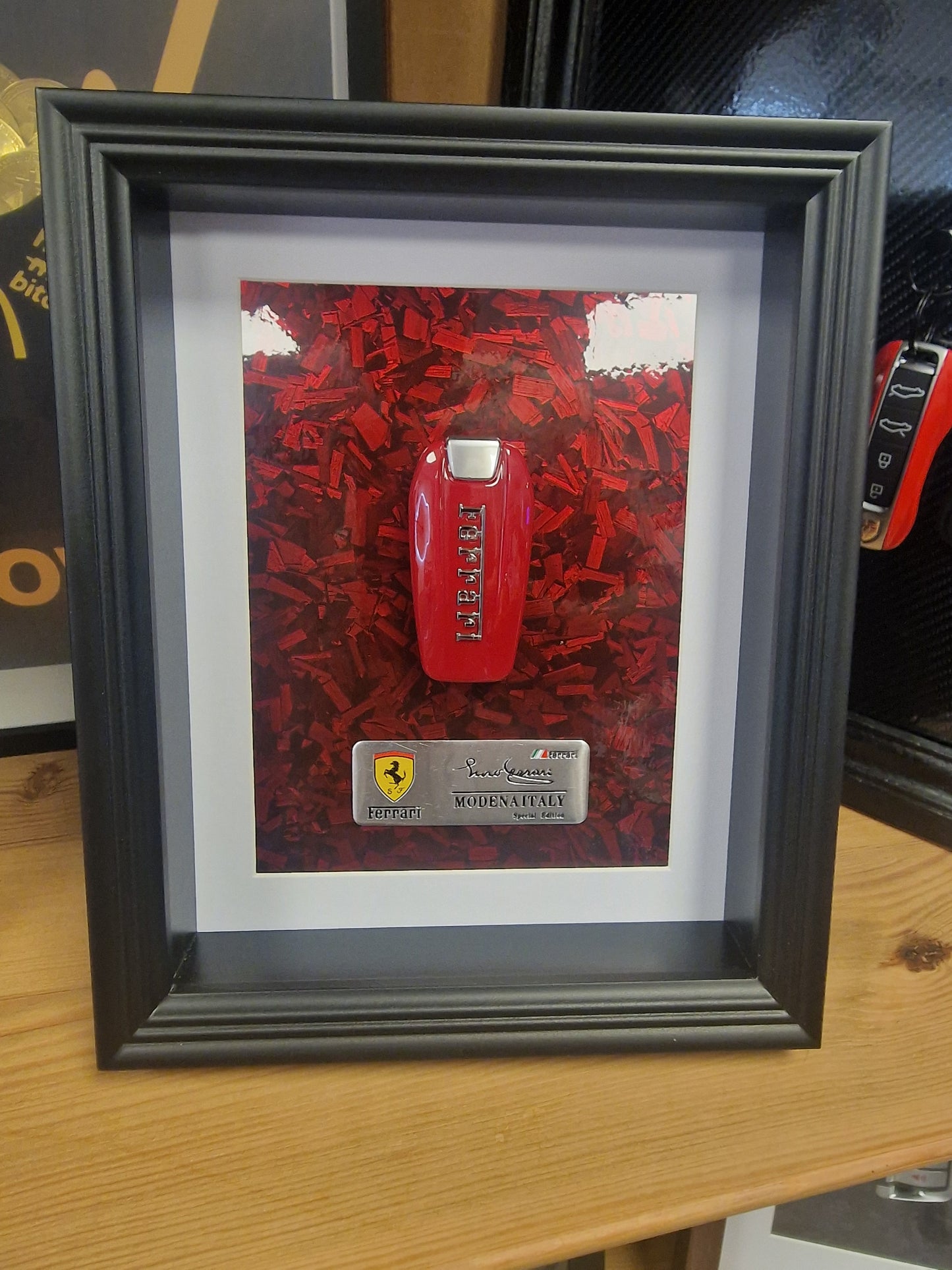 Cadre clé Ferrari A4 – Clé enzo Ferrari Rouge | Décoration Murale Automobile de Collection