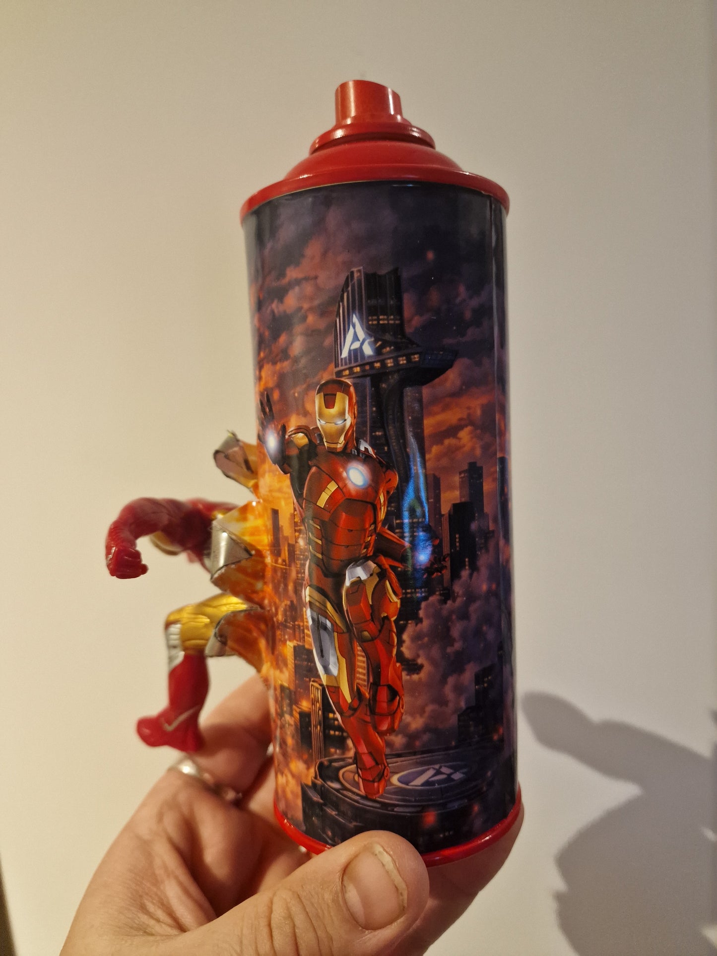 Bombe de peinture custom marvel – Figurine iron man pop culture artisanale