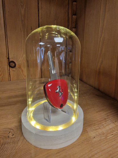 Clé Ferrari Sous Cloche LED – Objet de Collection Automobile