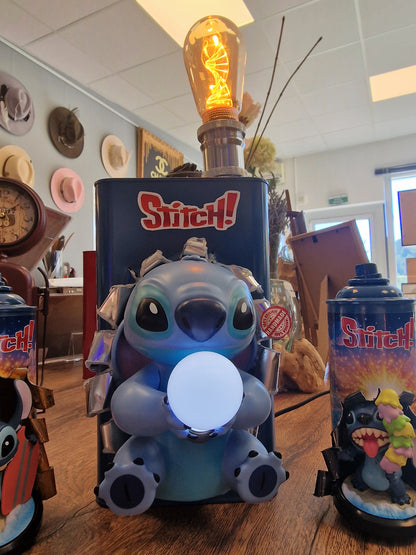 Lampe Stitch – Bidon métal customisé avec figurine lumineuse – Décoration Disney – Création artisanale