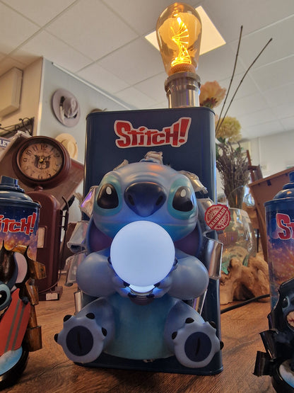 Lampe Stitch – Bidon métal customisé avec figurine lumineuse – Décoration Disney – Création artisanale
