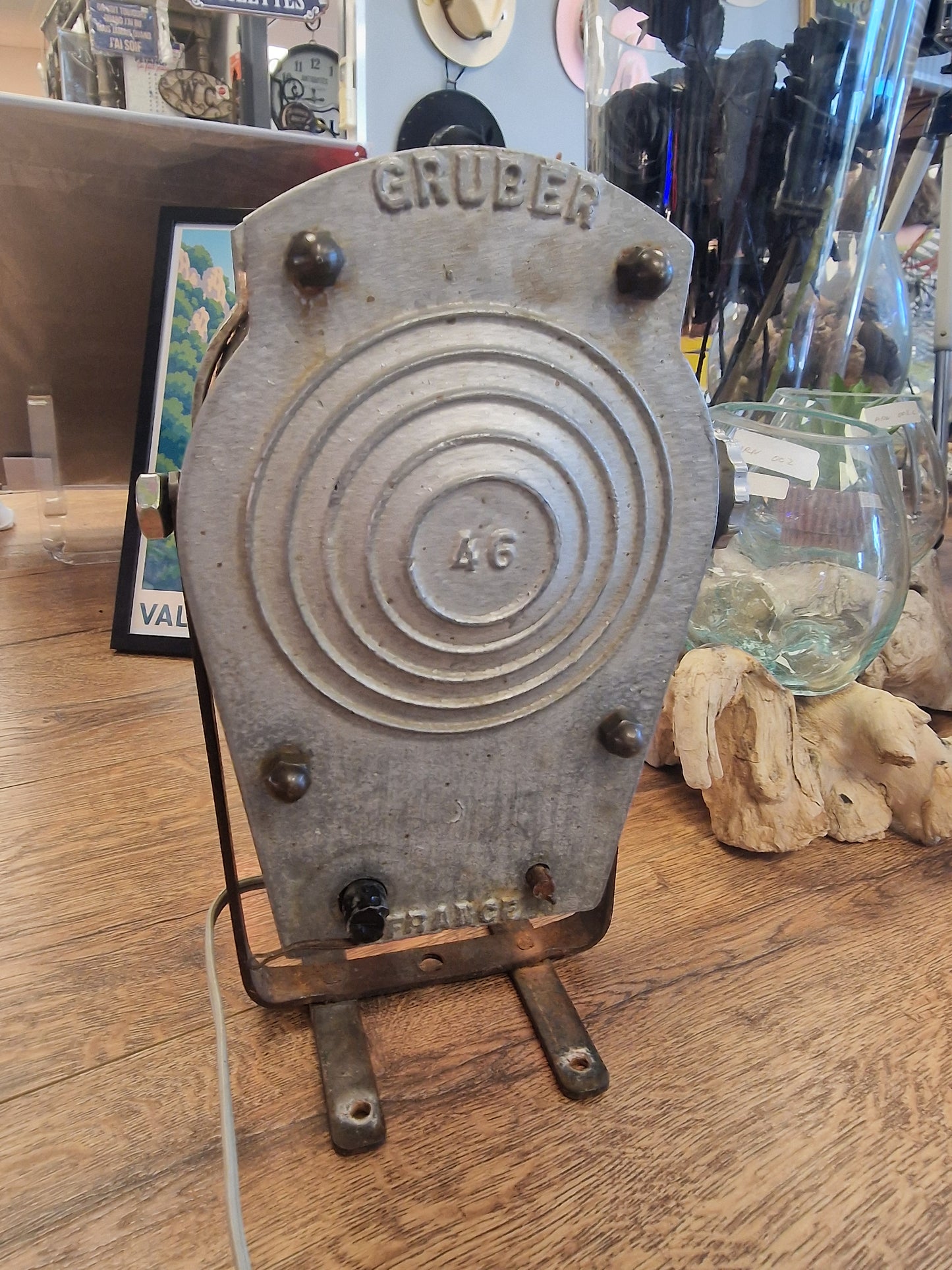 Ancien projecteur GRUBER transformé en lampe – Luminaire industriel vintage