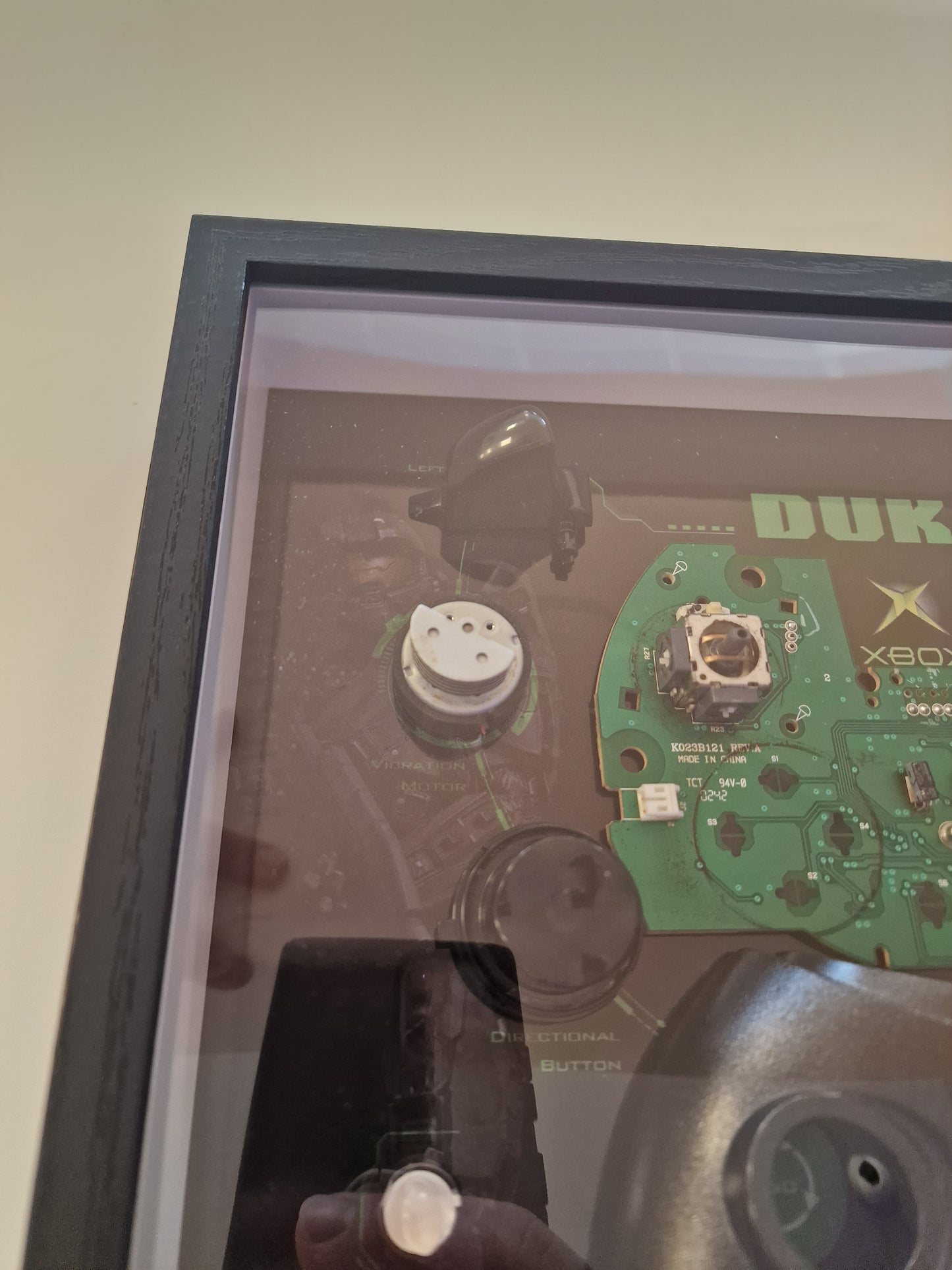Cadre Xbox Original Controller "Duke" – Manette Xbox démontée – Tableau gaming rétro 30x30 – Déco gamer vintage
