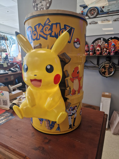 Table d’appoint Pikachu pop art – Bidon métal effet explosé avec figurine – Déco Pokémon originale et unique