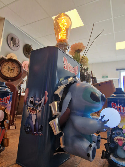 Lampe Stitch – Bidon métal customisé avec figurine lumineuse – Décoration Disney – Création artisanale