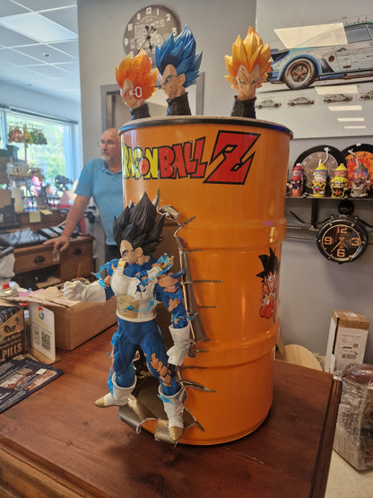 Table d’appoint Dragon Ball Z avec Végéta – Bidon métal custom 60L transformé en meuble design geek.