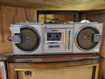 Boombox JVC Vintage – Enceinte Bluetooth Rénovée avec Radio d’Origine & Batterie Rechargeable