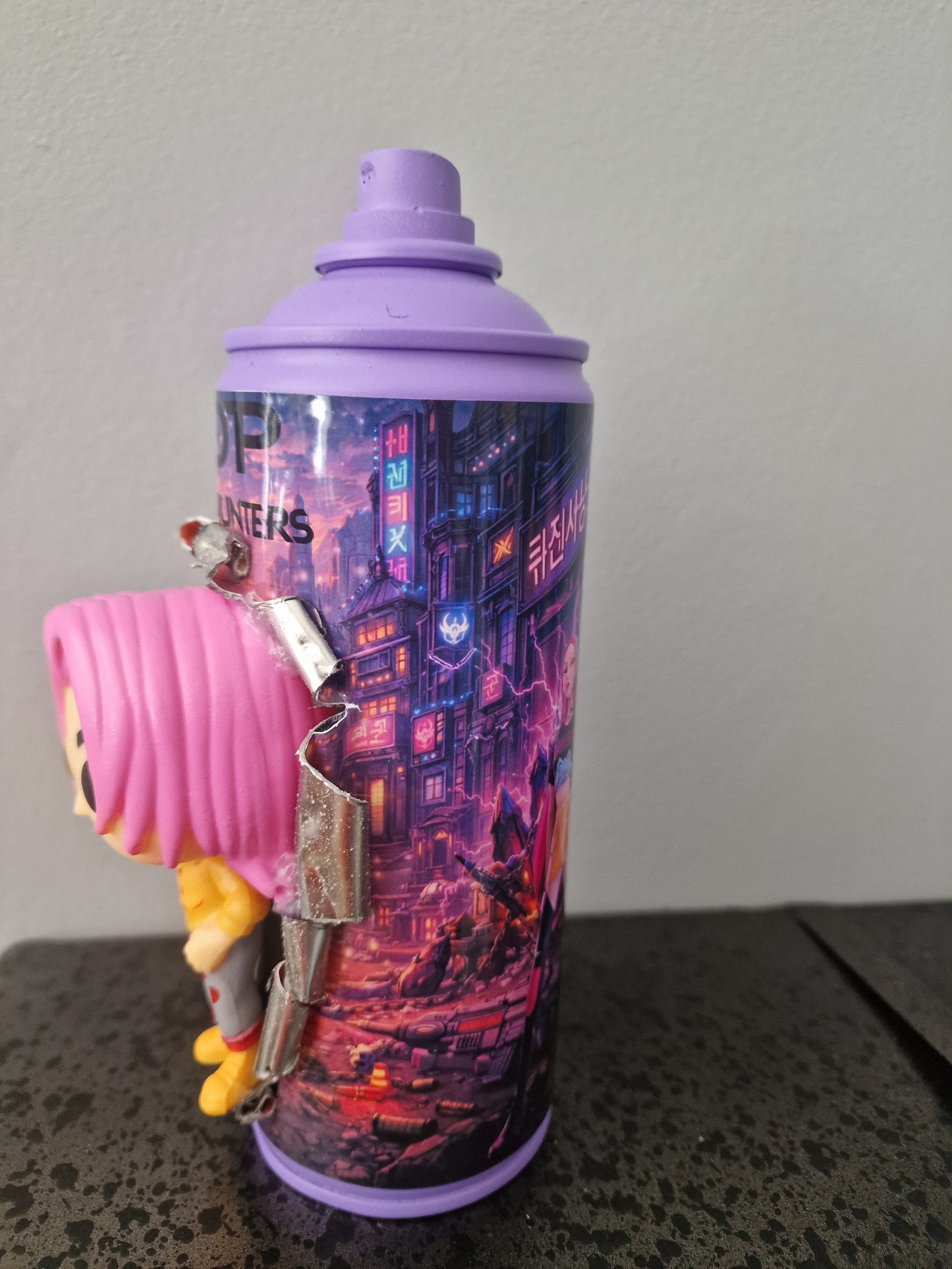 Bombe de peinture custom  – Figurine  romance Kpop demon hunter pop culture artisanale