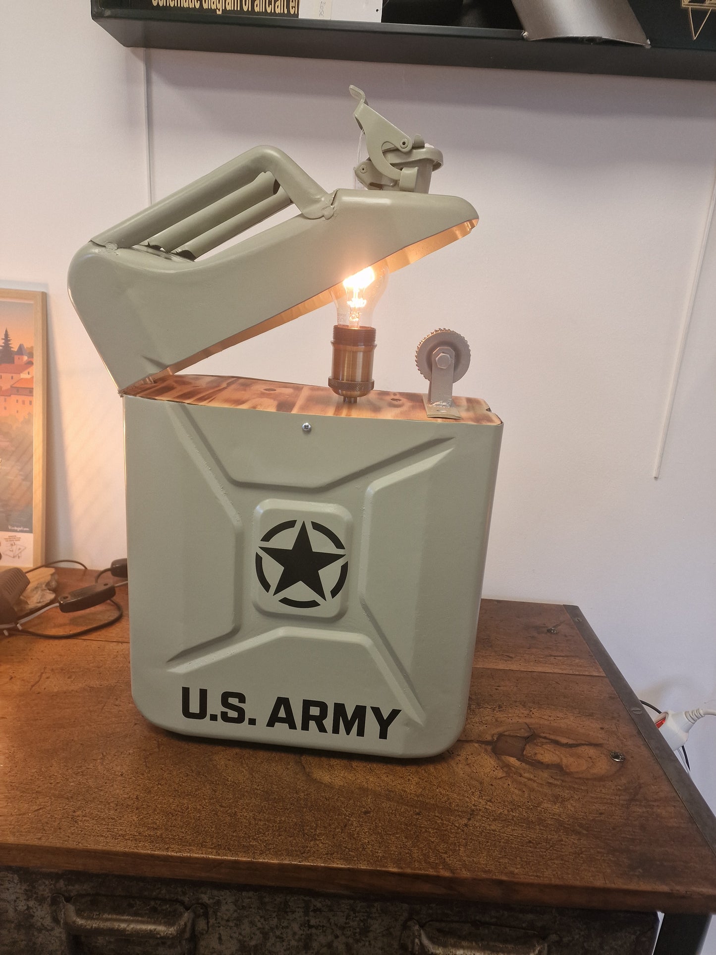 Lampe jerrican US Army artisanale – Lampe briquet vintage en métal – Création unique Made in Ardèche