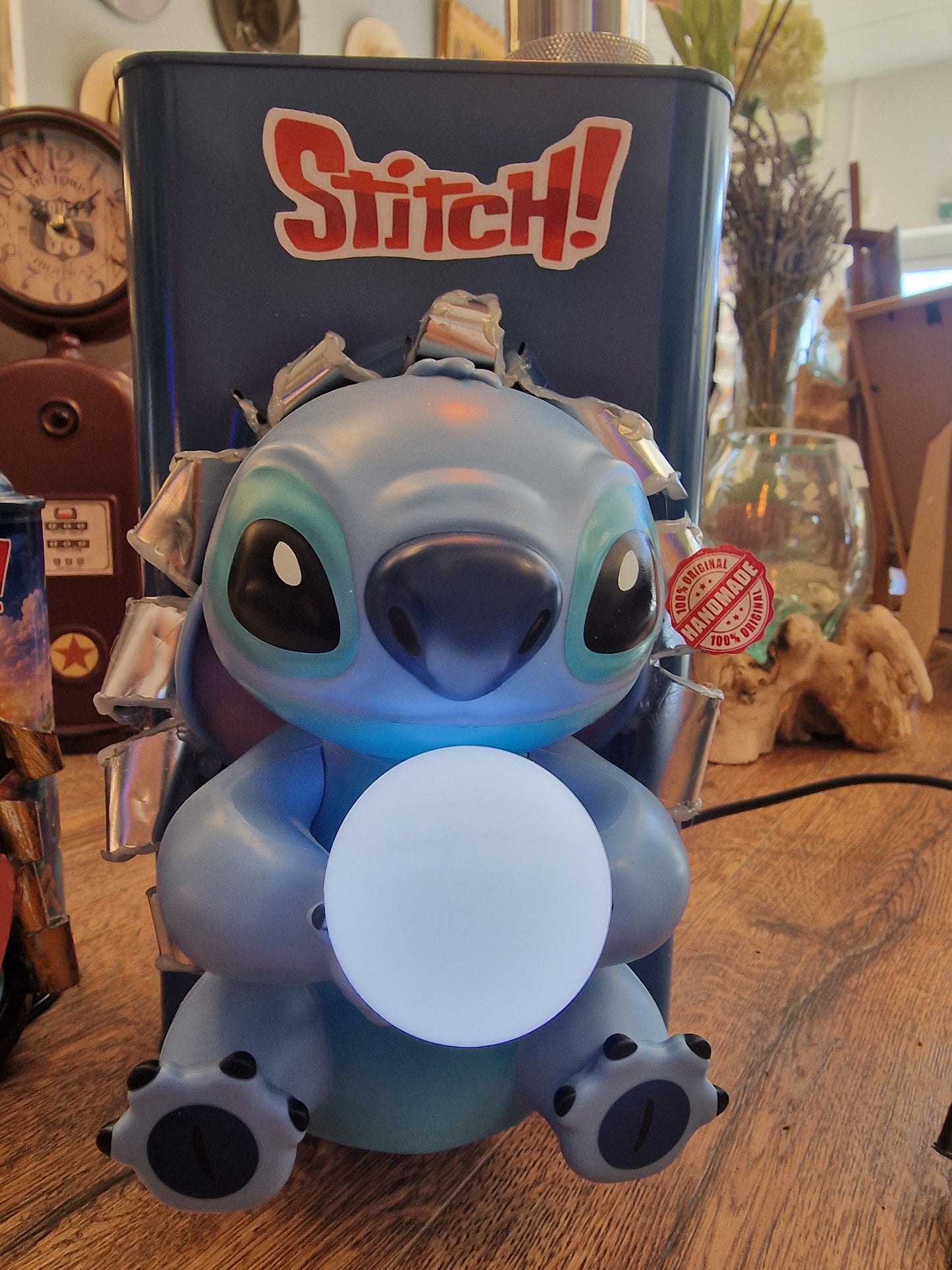 Lampe Stitch – Bidon métal customisé avec figurine lumineuse – Décoration Disney – Création artisanale