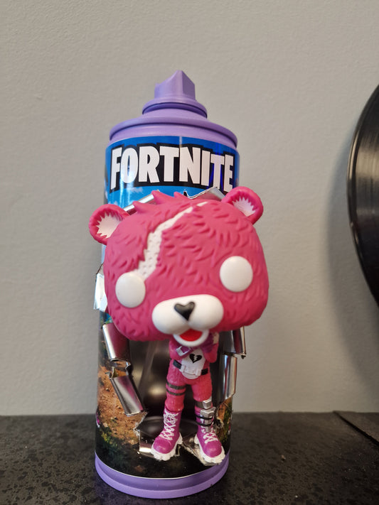 Bombe de peinture customisée Fortnite – Cuddle Team Leader | Décoration gaming artisanale unique