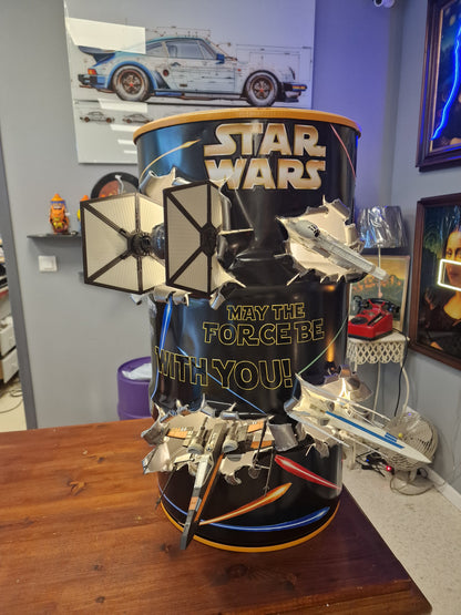 Table d’appoint Star Wars artisanale – Bidon 60L effet explosion avec vaisseaux 3D et éclairage LED