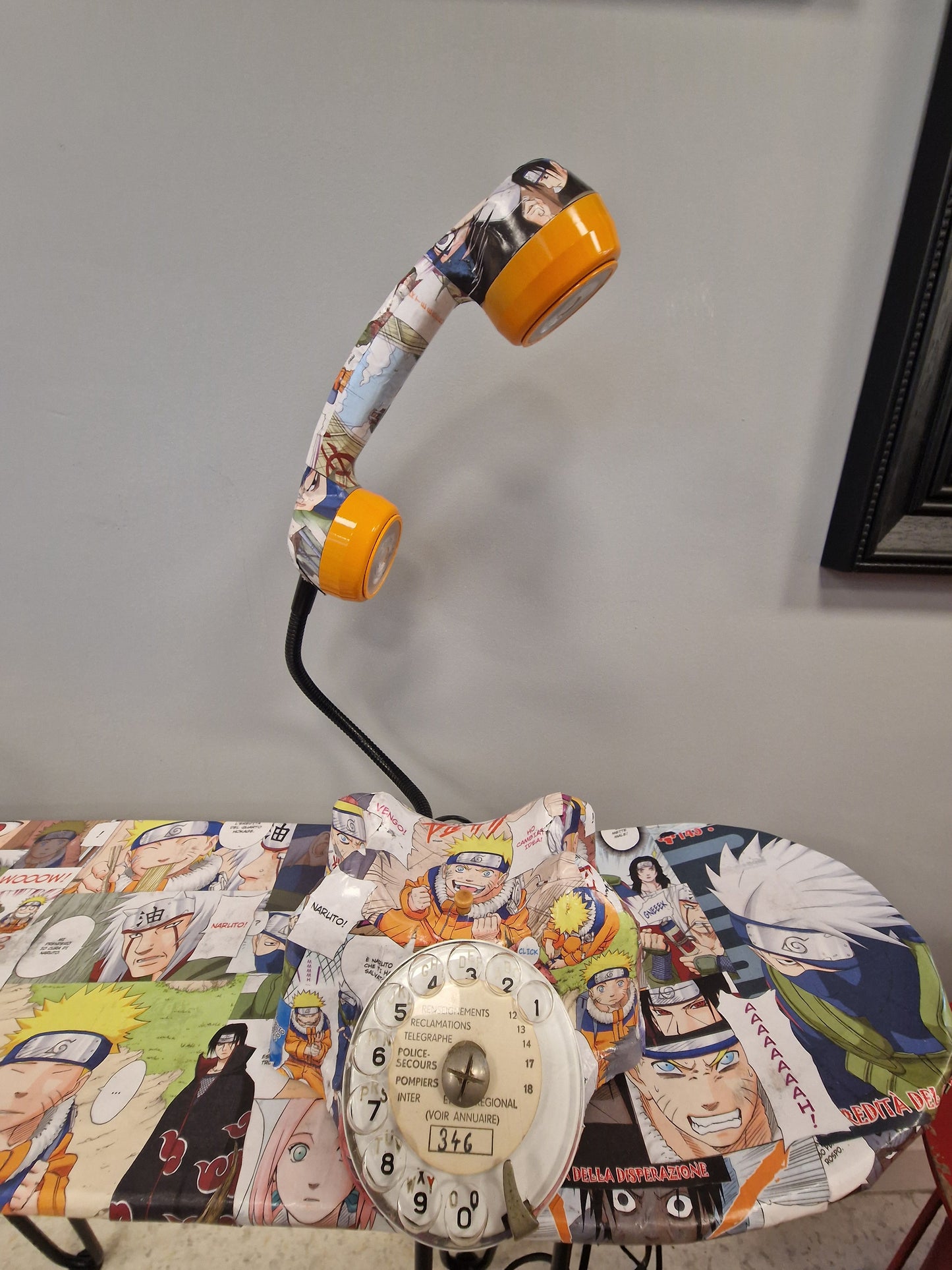 Lampe Téléphone Vintage Naruto – Ancien Téléphone Transformé en Lampe Design Manga
