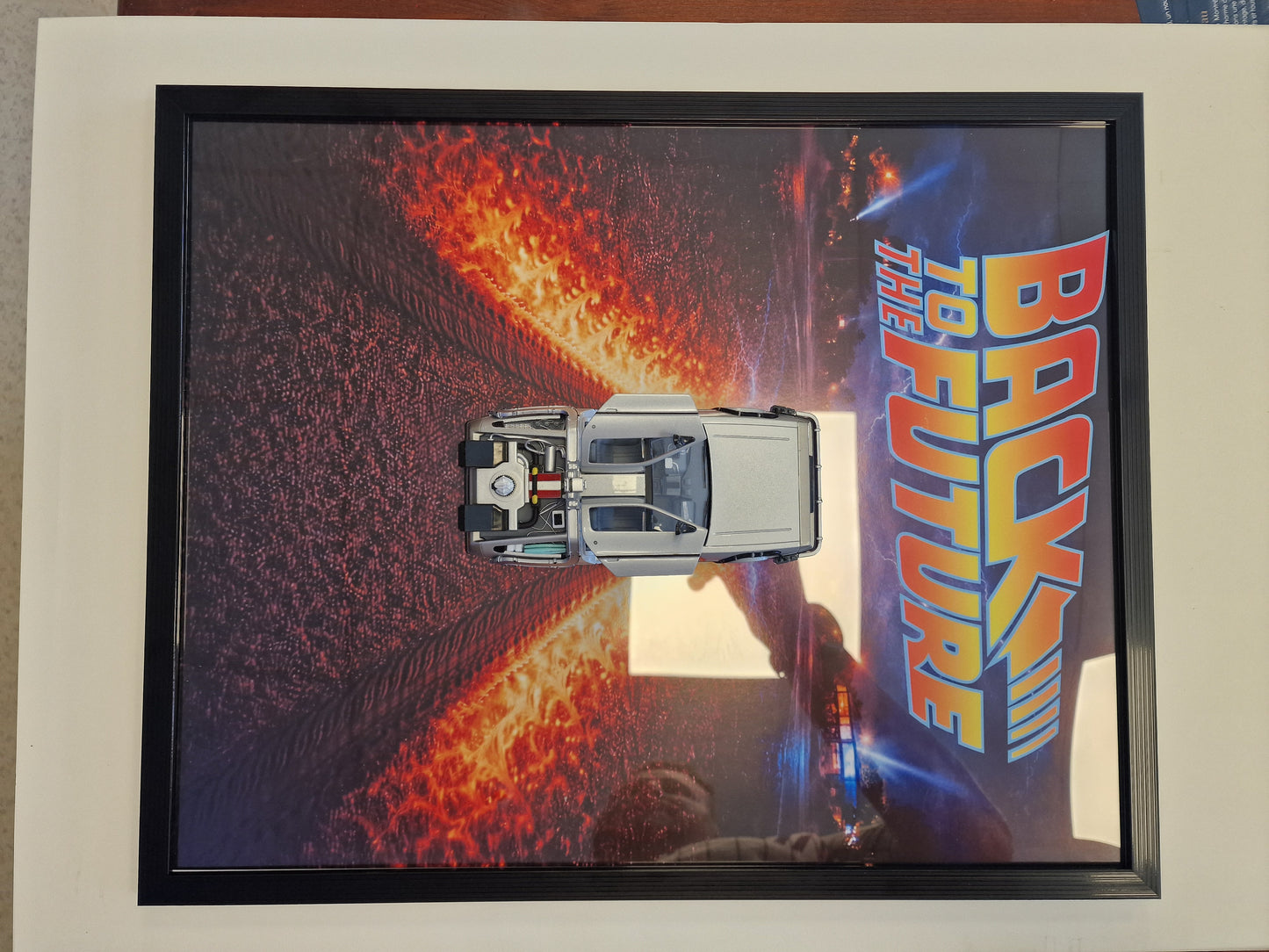 Cadre Back to the Future DeLorean – Tableau Retour vers le Futur 40x50 – Décoration cinéma geek – Voiture DeLorean