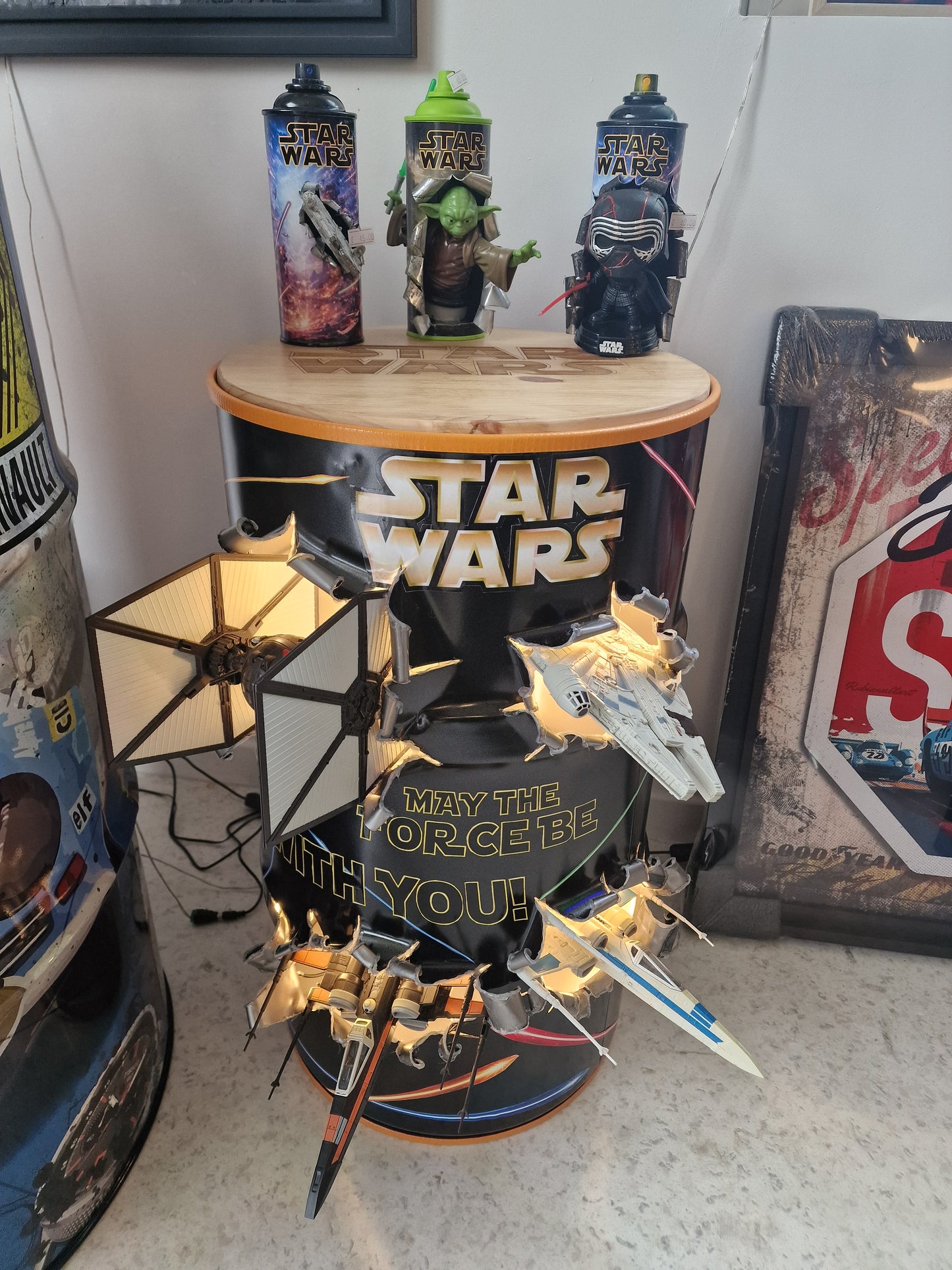 Table d’appoint Star Wars artisanale – Bidon 60L effet explosion avec vaisseaux 3D et éclairage LED