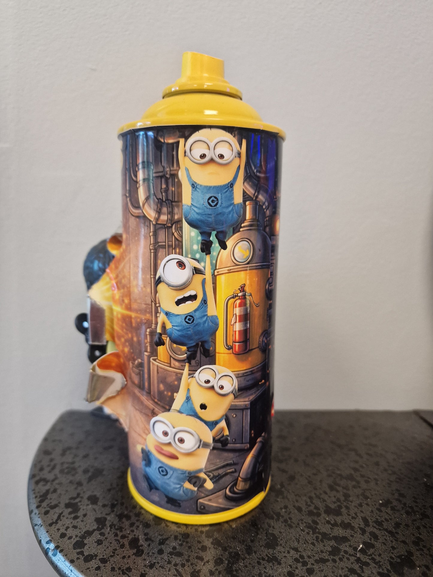 Bombe de peinture custom minions– Figurine des minions England pop culture artisanale