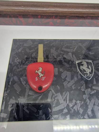 Cadre décoratif Ferrari – Clé Ferrari & logo métallisé sur fond carbone forgé (Format 20 × 25 cm)