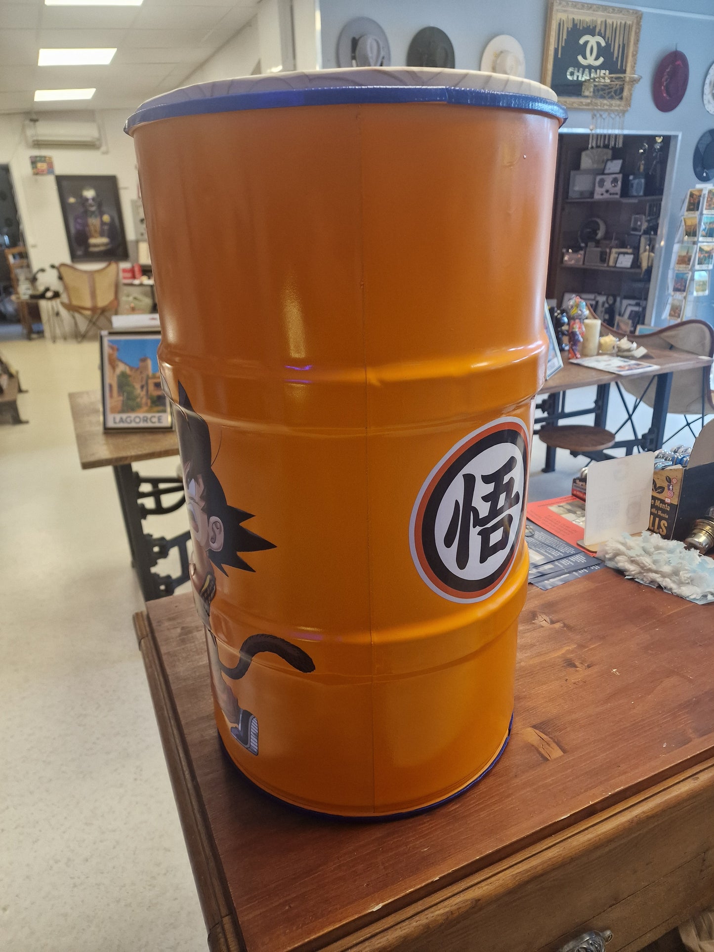 Table d’appoint Dragon Ball Z avec Végéta – Bidon métal custom 60L transformé en meuble design geek