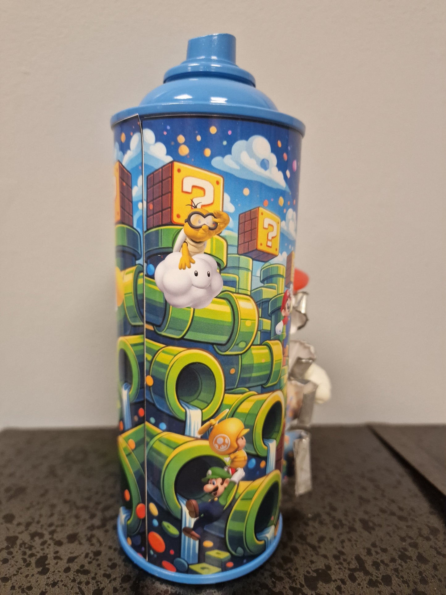 Bombe de peinture custom nintendo  – Figurine mario pompier  pop culture artisanale
