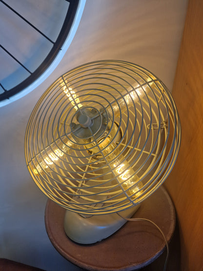 Lampe industrielle vintage en ancien ventilateur – Création unique avec 4 ampoules LED