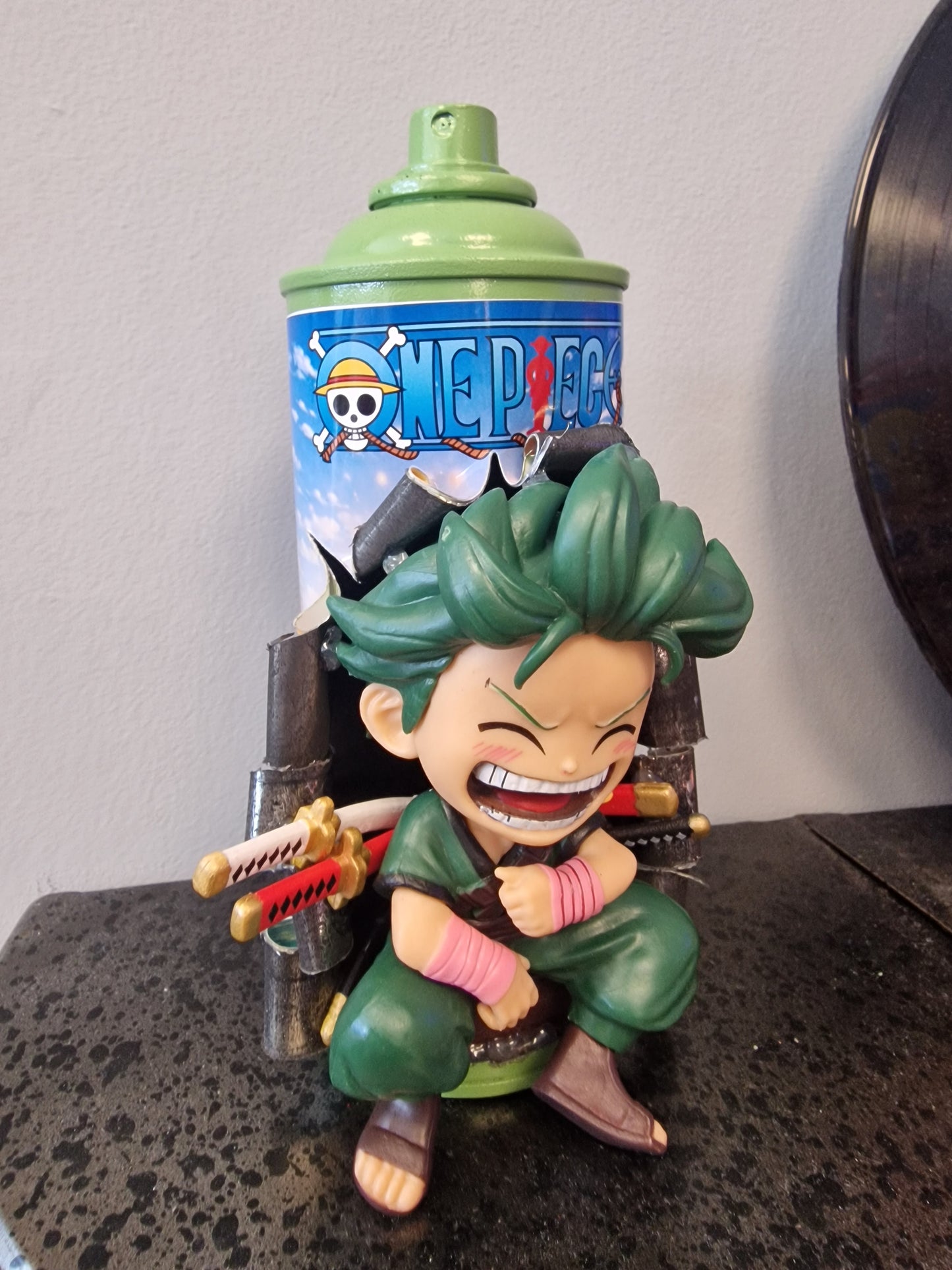 Zoro One Piece – Bombe de peinture customisée – Décoration manga – Figurine – Création artisanale