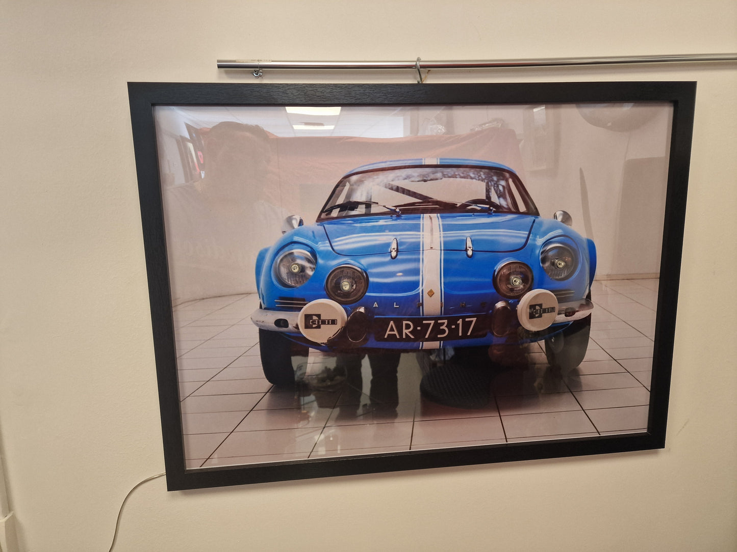 Cadre Photographie Alpine A110 avec phares lumineux intégrés (Format 54 × 74 cm)