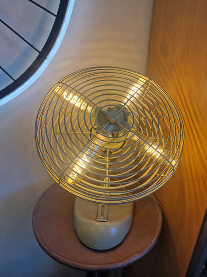 Lampe industrielle vintage en ancien ventilateur – Création unique avec 4 ampoules LED