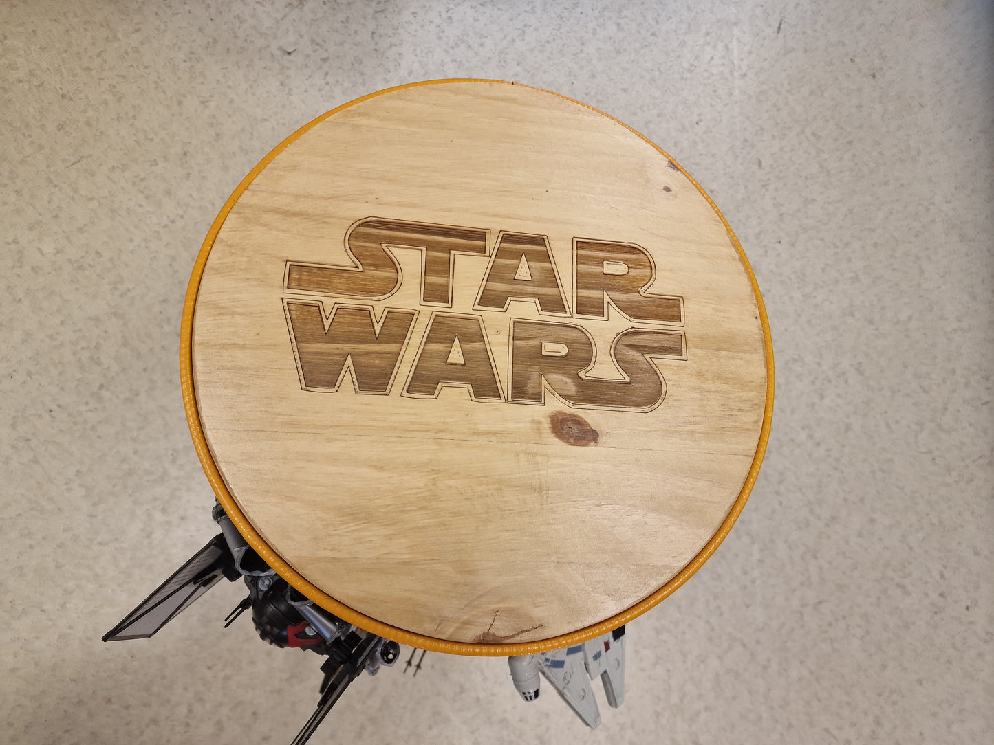 Table d’appoint Star Wars artisanale – Bidon 60L effet explosion avec vaisseaux 3D et éclairage LED