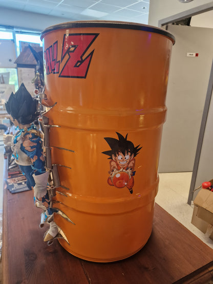 Table d’appoint Dragon Ball Z avec Végéta – Bidon métal custom 60L transformé en meuble design geek.