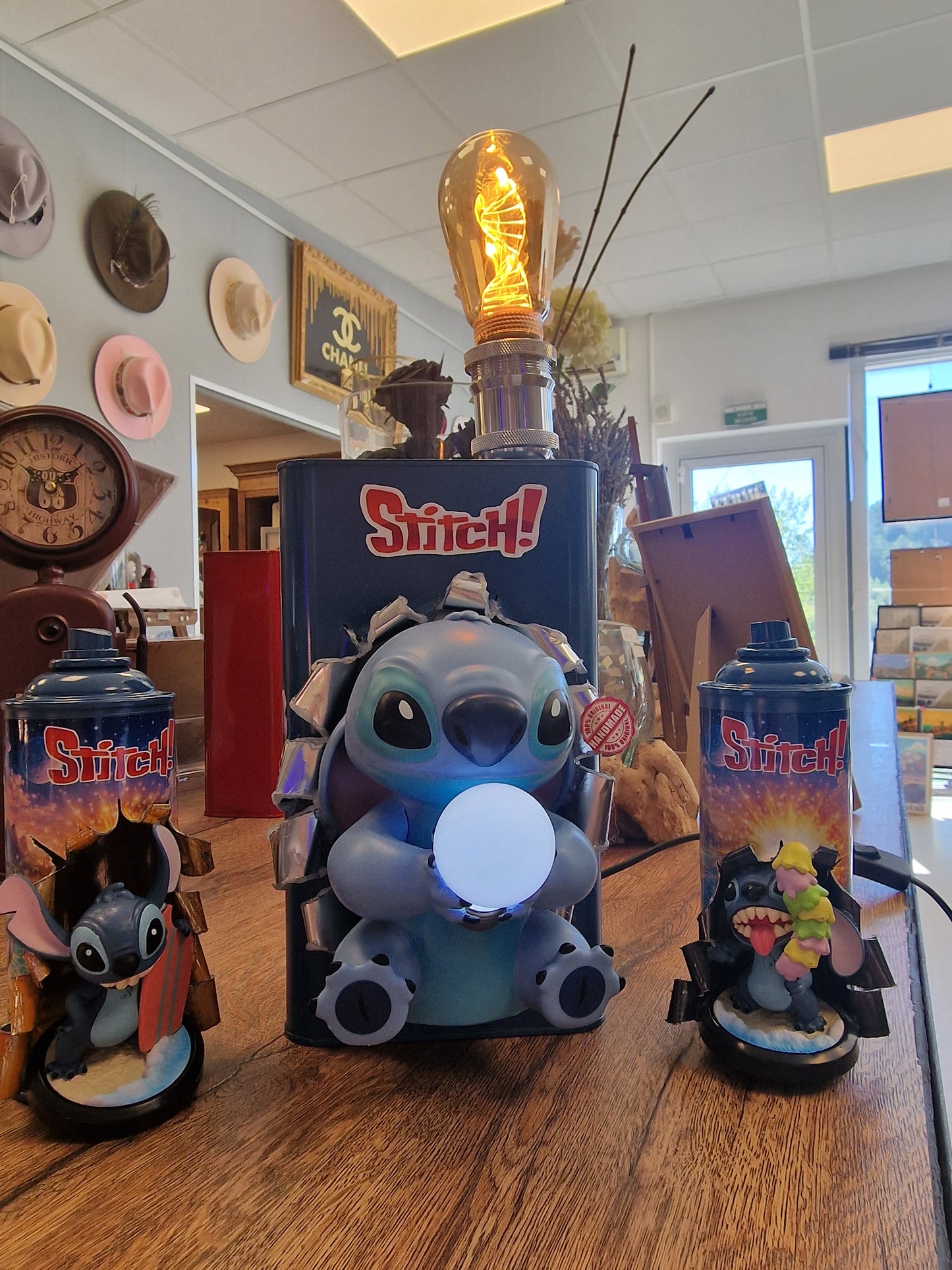 Lampe Stitch – Bidon métal customisé avec figurine lumineuse – Décoration Disney – Création artisanale