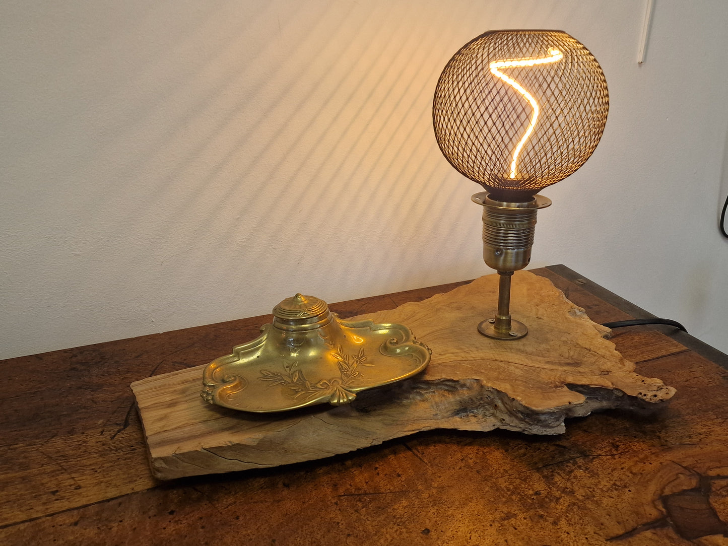 Lampe Artisanale en Bois Massif avec Encrier Vintage & Ampoule LED Cage – Création Unique en Ardèche