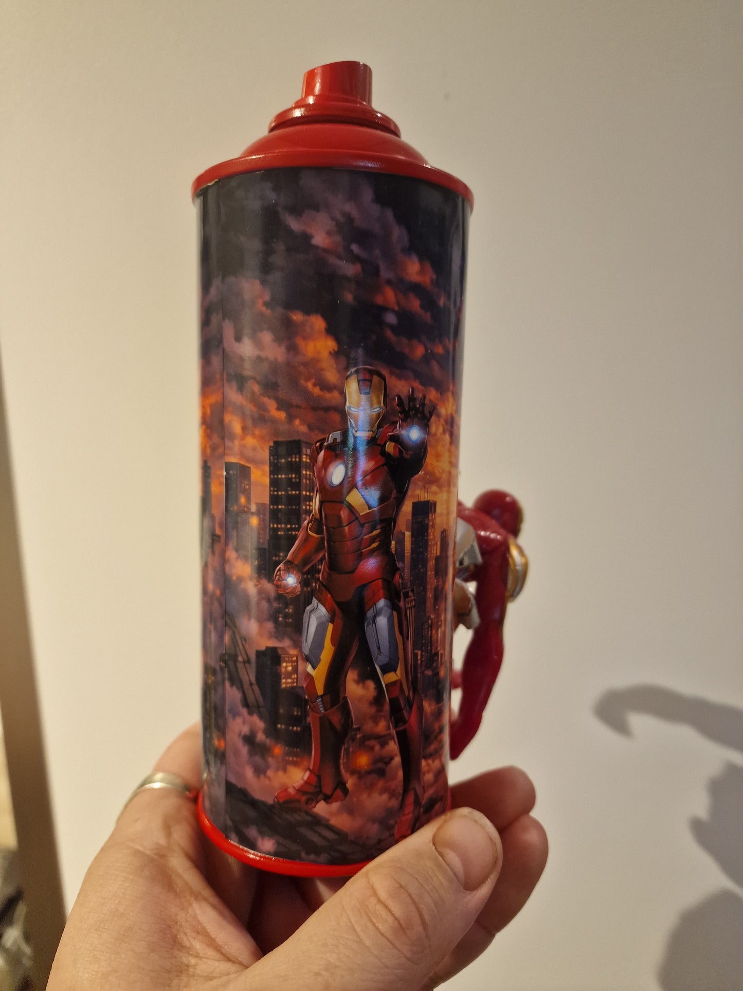 Bombe de peinture custom marvel – Figurine iron man pop culture artisanale