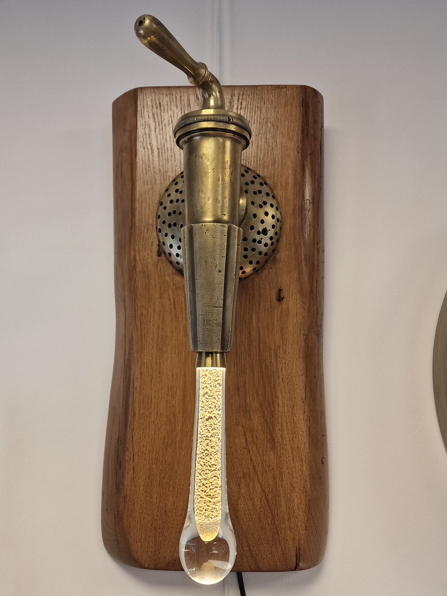 Lampe Murale Artisanale design en Robinet de Vigneron & Bois d’Acacia – Ampoule Goutte d’Eau (Ardèche)