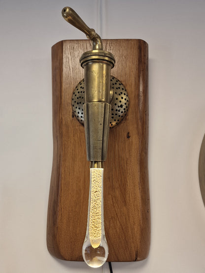 Lampe Murale Artisanale design en Robinet de Vigneron & Bois d’Acacia – Ampoule Goutte d’Eau (Ardèche)