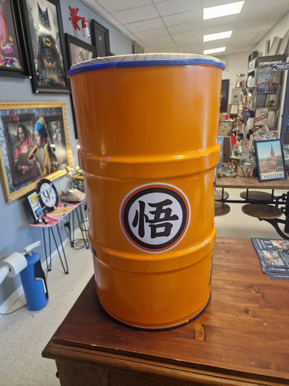 Table d’appoint Dragon Ball Z avec Végéta – Bidon métal custom 60L transformé en meuble design geek