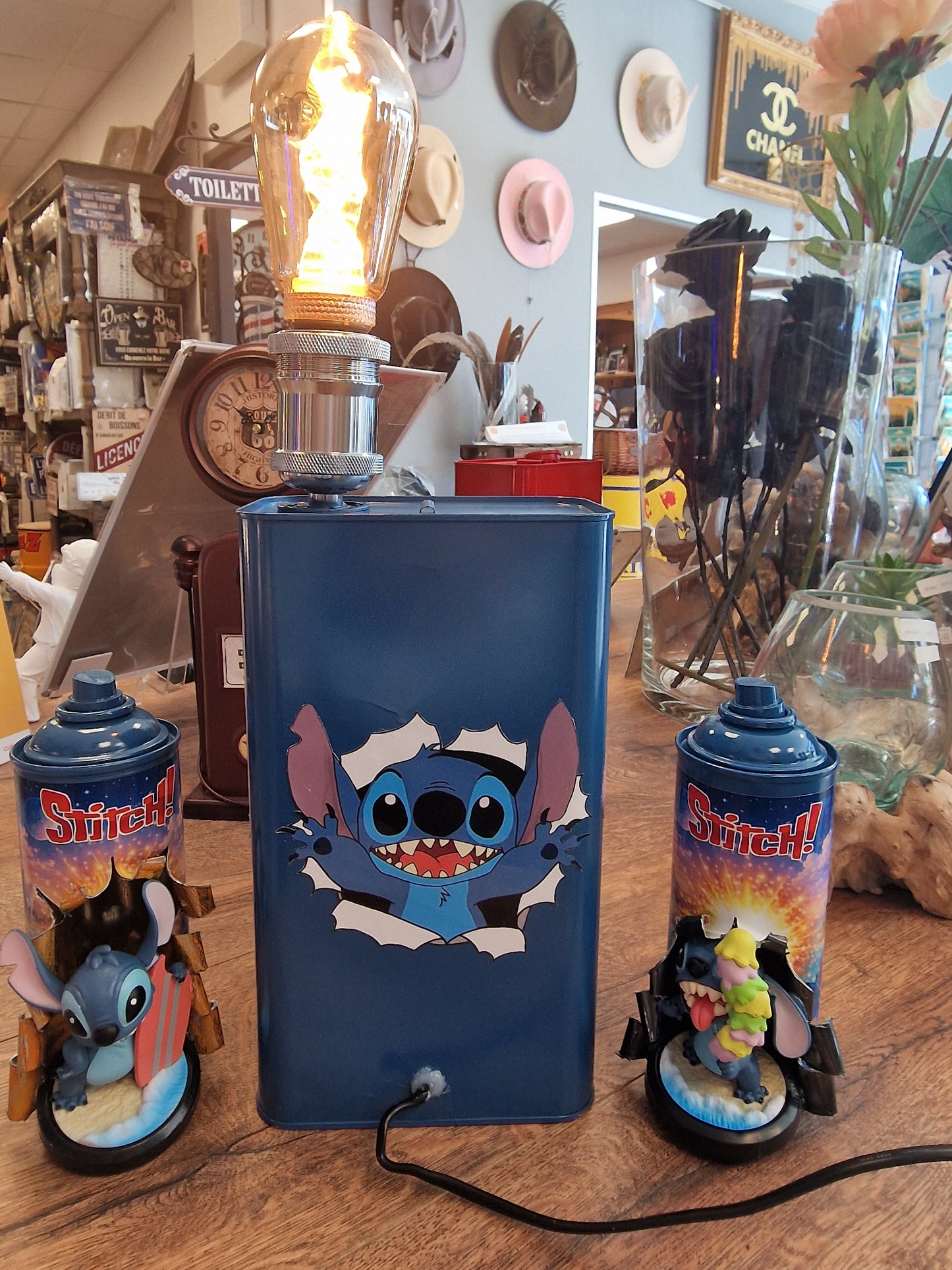 Lampe Stitch – Bidon métal customisé avec figurine lumineuse – Décoration Disney – Création artisanale